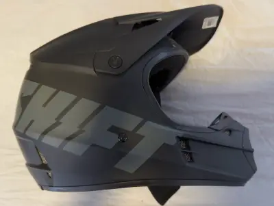 Casco de moto negro - miniatura 2