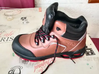 Botas de trekking marrón y negras - miniatura 1