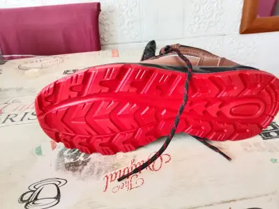 Botas de trekking marrón y negras - miniatura 3