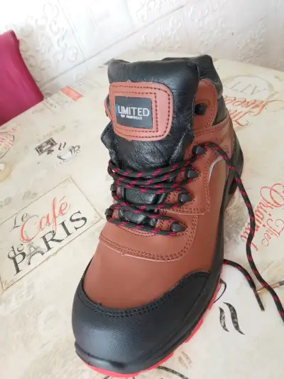 Botas de trekking marrón y negras - miniatura 4