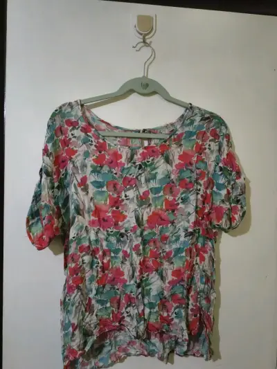 Blusa floral colorida - miniatura 1