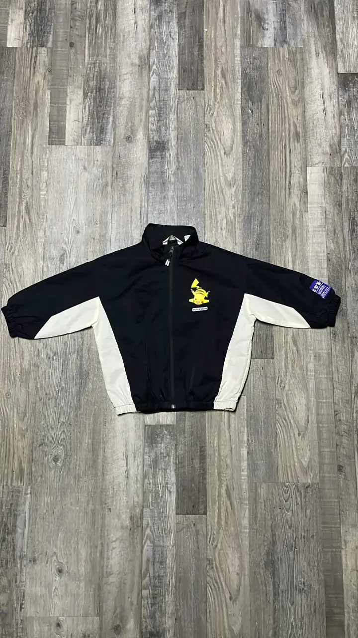 Chaqueta Pokémon negra y blanca
