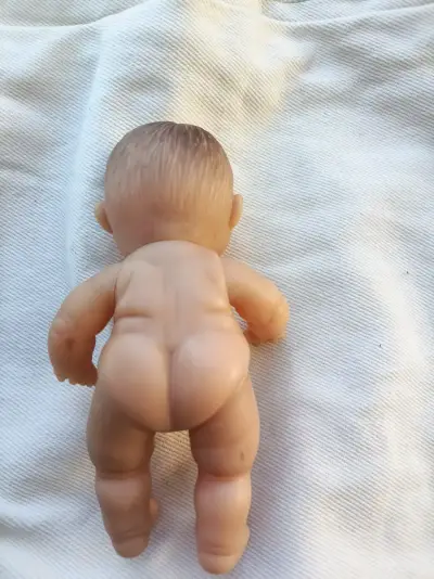 Muñeco bebé de plástico pequeño - miniatura 1