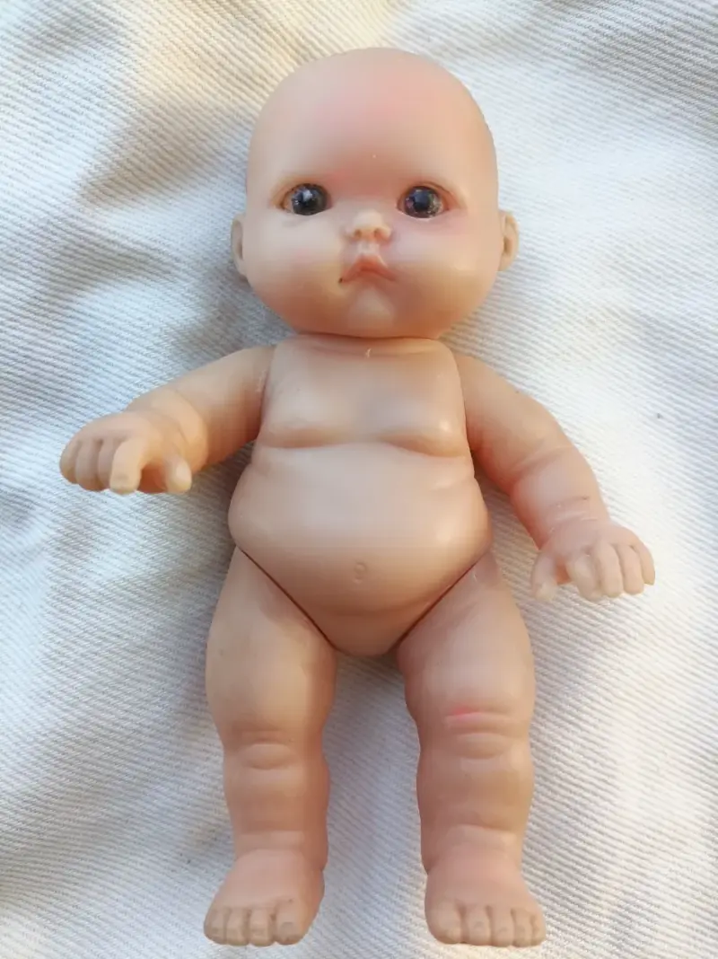 Muñeco bebé de plástico pequeño - 2