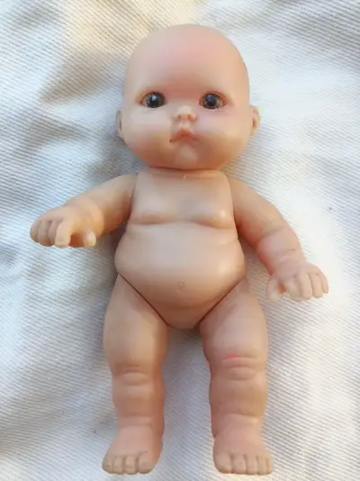 Muñeco bebé de plástico pequeño - miniatura 2