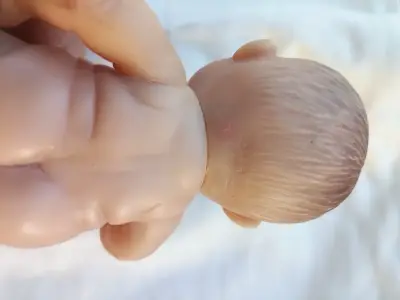 Muñeco bebé de plástico pequeño - miniatura 3