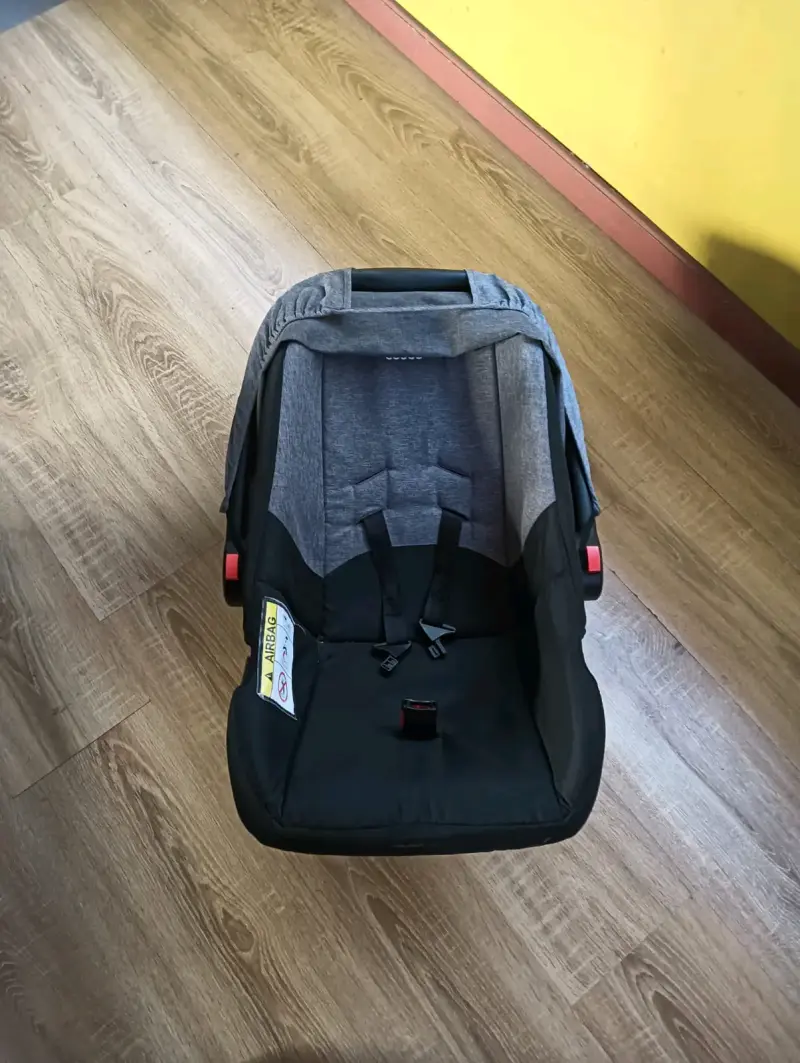Silla de auto para bebé negra - 1