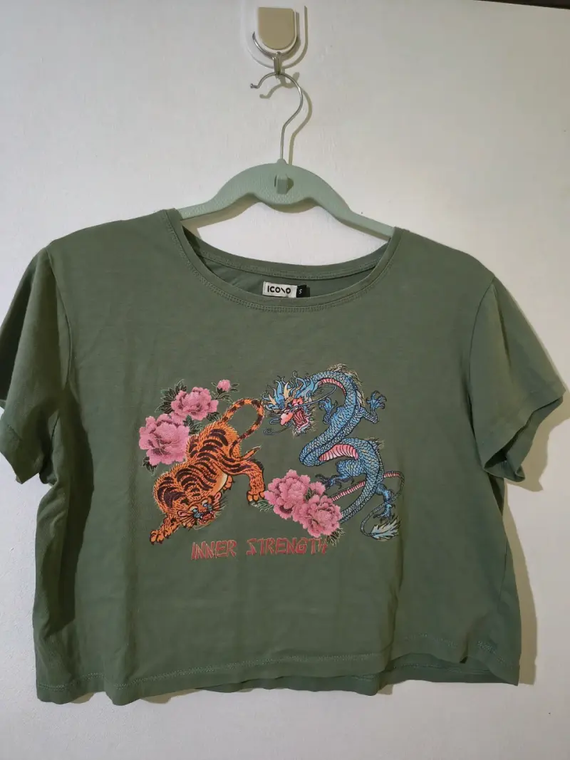 Polera verde con diseño tigre y dragón - 1