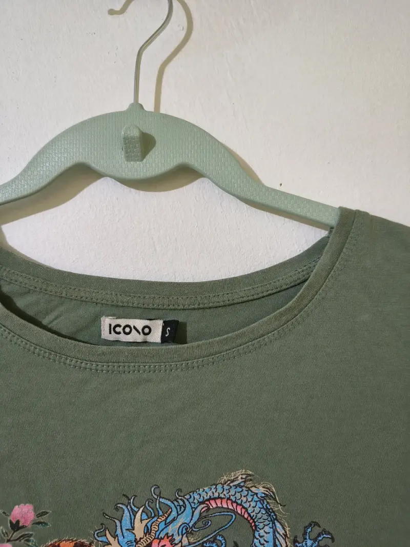Polera verde con diseño tigre y dragón - 2