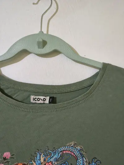 Polera verde con diseño tigre y dragón - miniatura 2