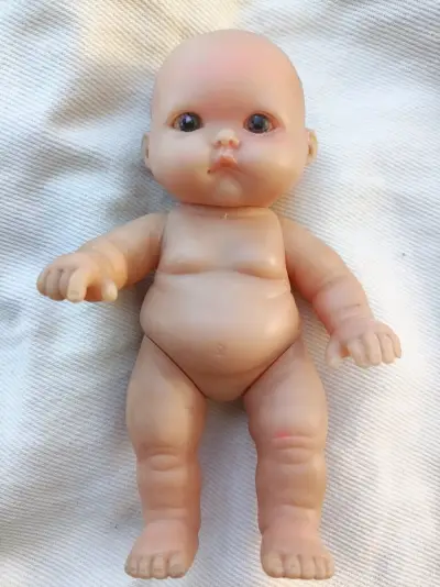Muñeca bebé de juguete - miniatura 1