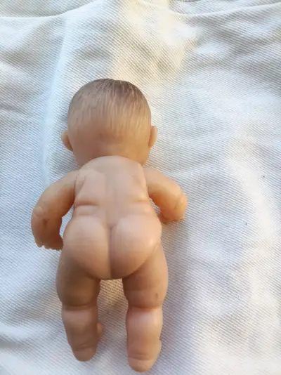 Muñeca bebé de juguete - miniatura 2