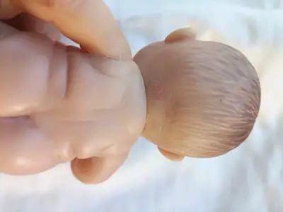 Muñeca bebé de juguete - miniatura 3
