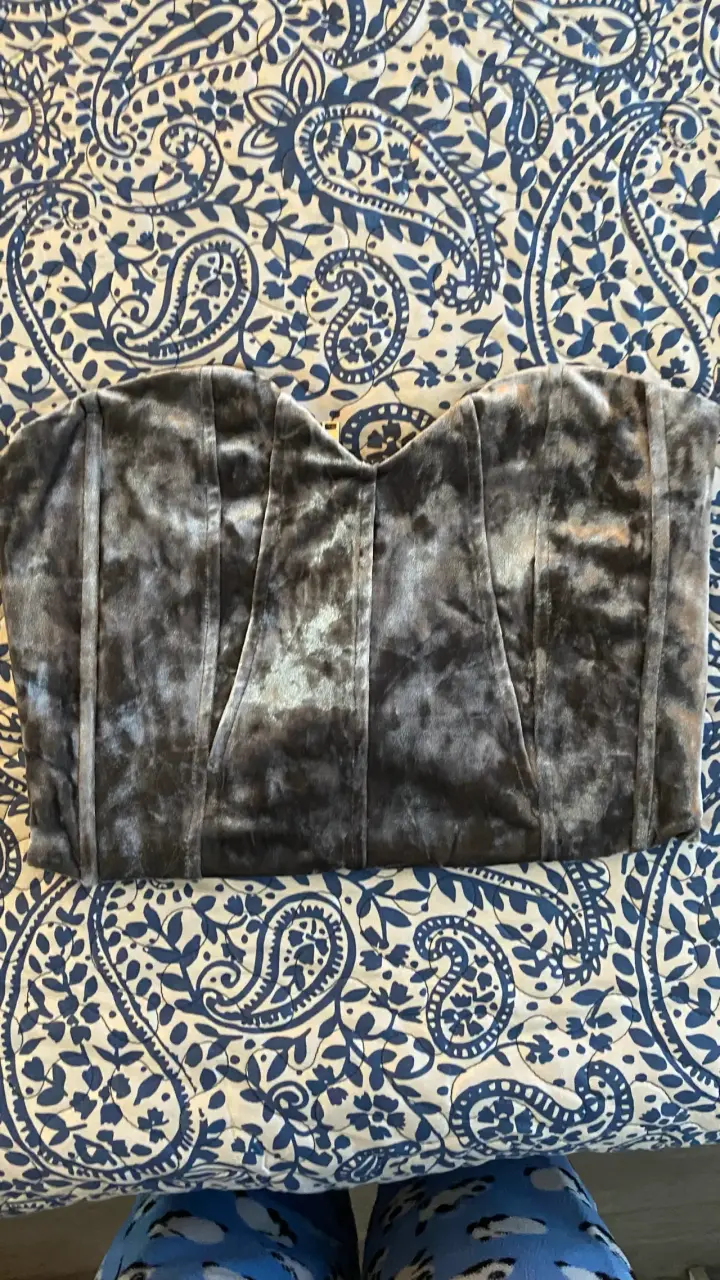 Top strapless de terciopelo gris