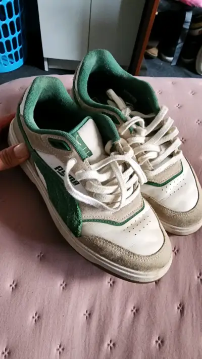 Zapatillas deportivas blancas y verdes - miniatura 1