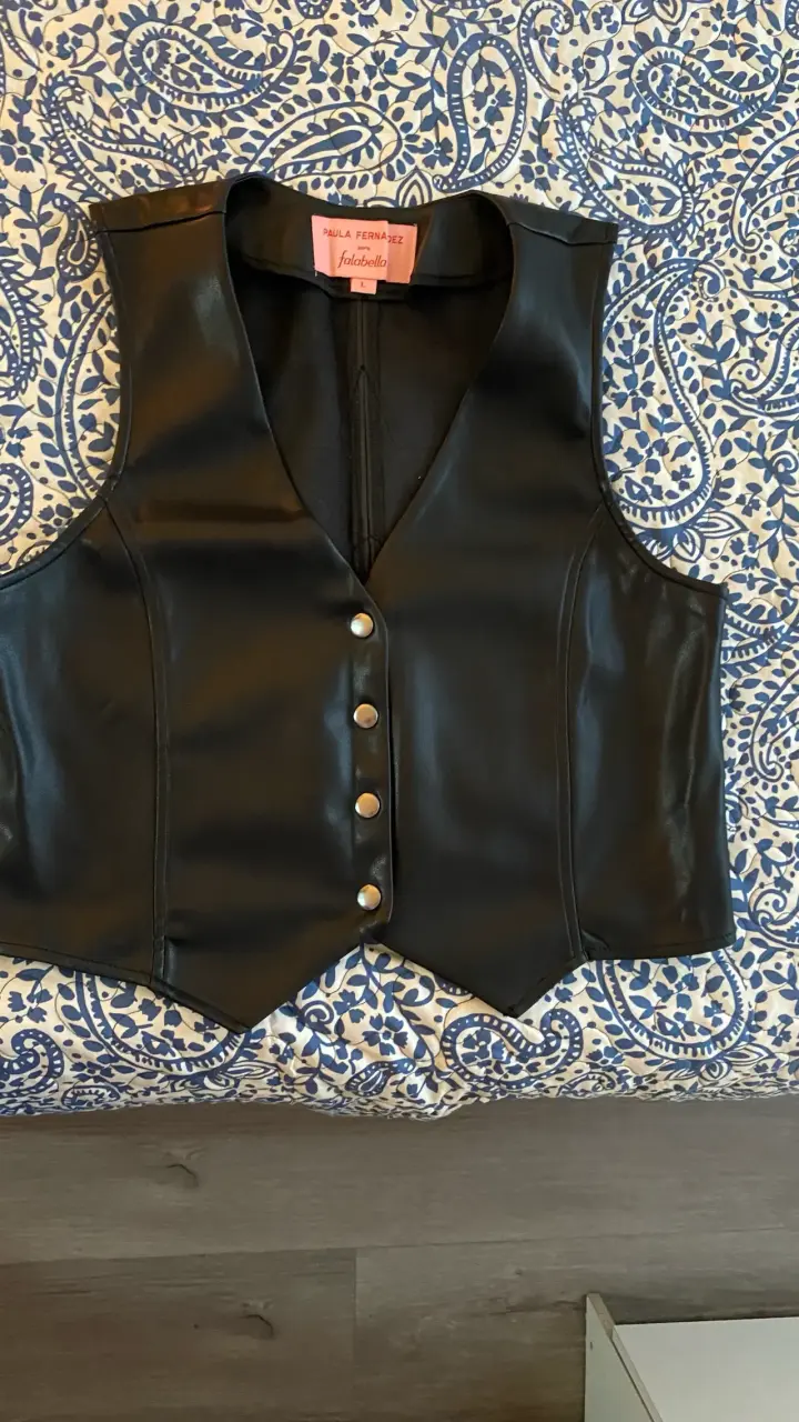 Gillete negro de cuero