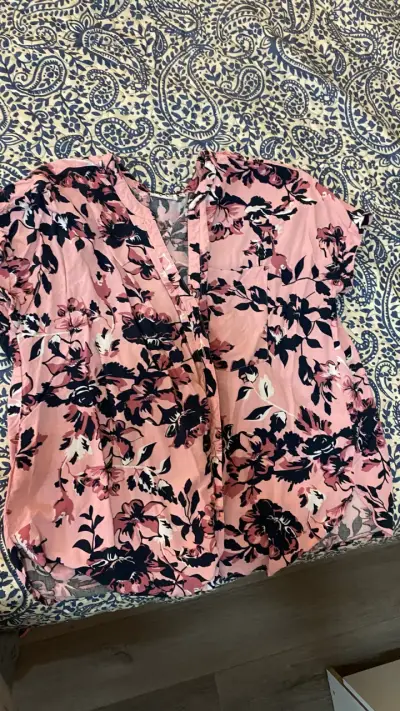 Blusa floral rosada y Blusa azul con estampado - miniatura 1