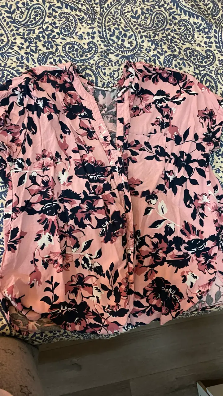 Blusa floral rosada y Blusa azul con estampado - 2