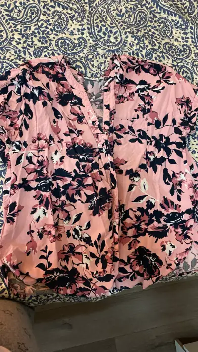 Blusa floral rosada y Blusa azul con estampado - miniatura 2