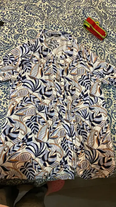 Blusa floral rosada y Blusa azul con estampado - miniatura 4