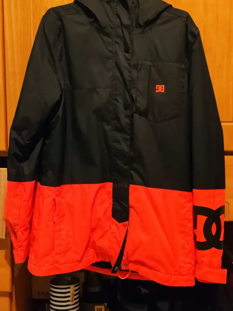 Chaqueta impermeable negra y coral - 1