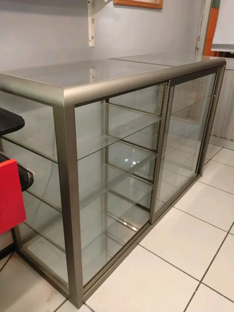 Vitrina de vidrio y metal - 1