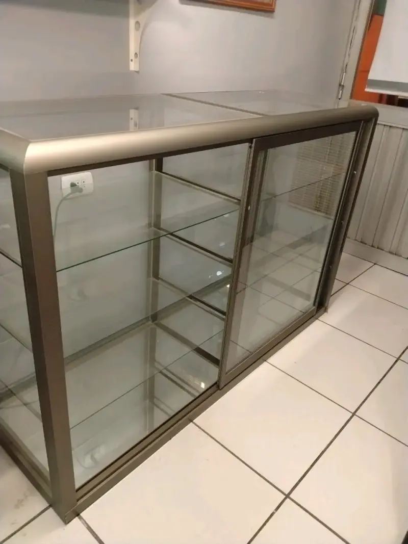 Vitrina de vidrio y metal - 2