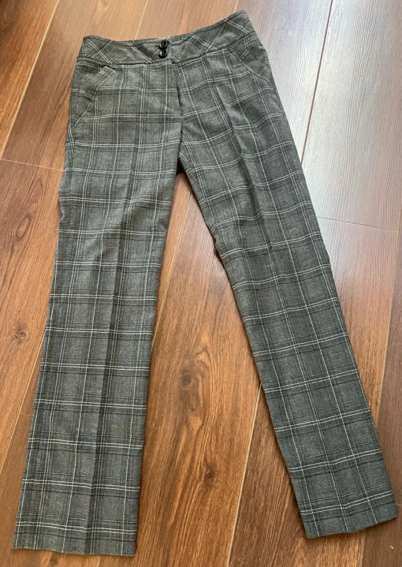 Pantalones a cuadros grises