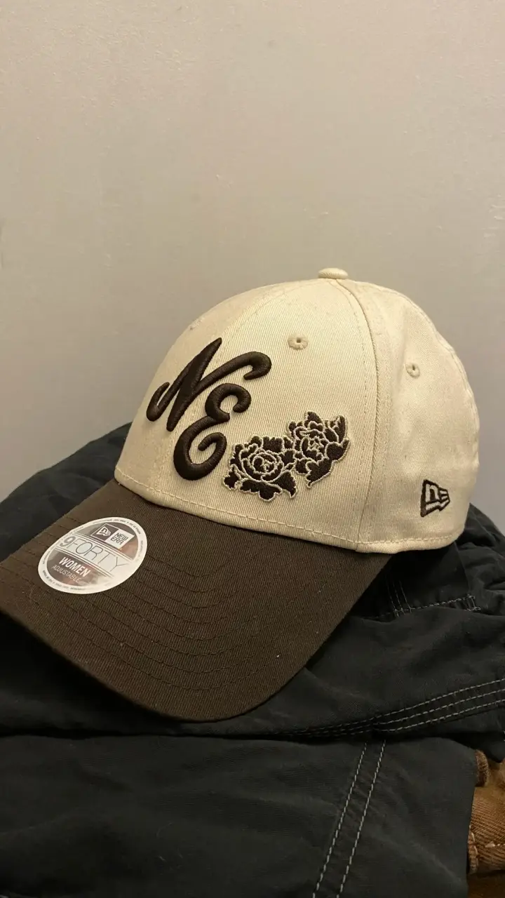 Gorra beige con logo y flores new era - 1
