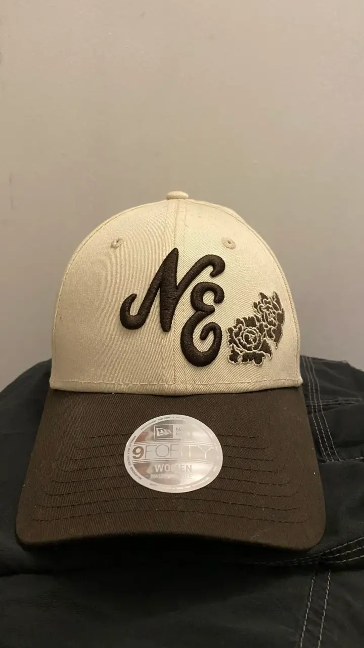 Gorra beige con logo y flores new era - 2