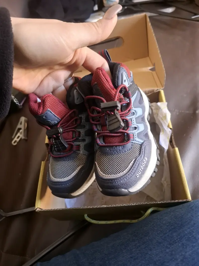 Zapatillas outdoor azul y rojo - 3