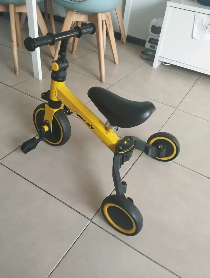 Triciclo infantil amarillo