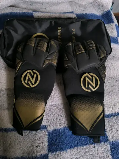 Guantes de portero negros y dorados - miniatura 1