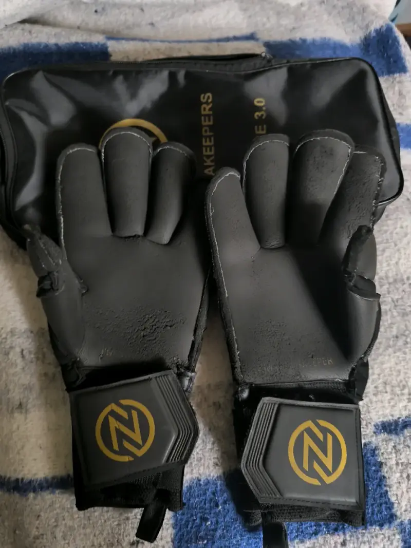 Guantes de portero negros y dorados - 3