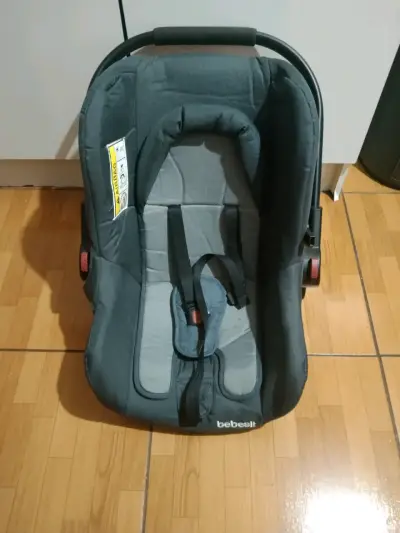 Silla de auto para bebé gris - miniatura 1