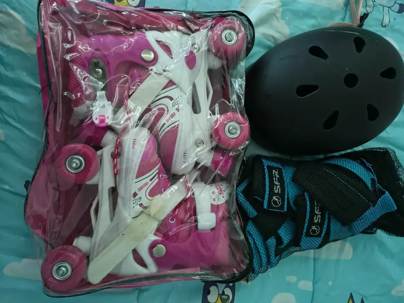 Patines rosados con casco y protecciones - 1