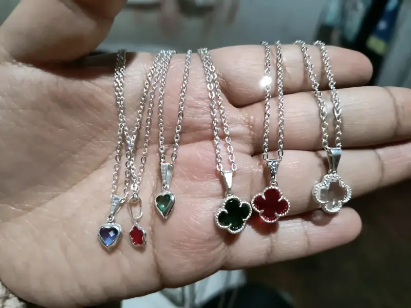 Lote de collares con dijes de colores - 1