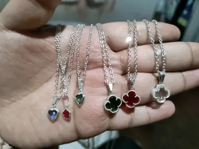 Lote de collares con dijes de colores - miniatura 1