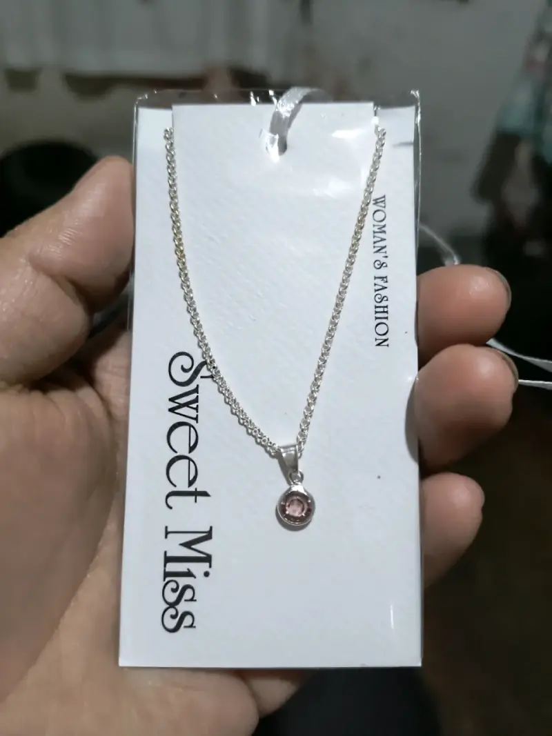 Lote de collares con dijes de colores - 2