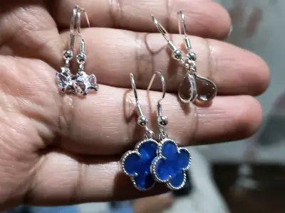 Lote de collares con dijes de colores - miniatura 5