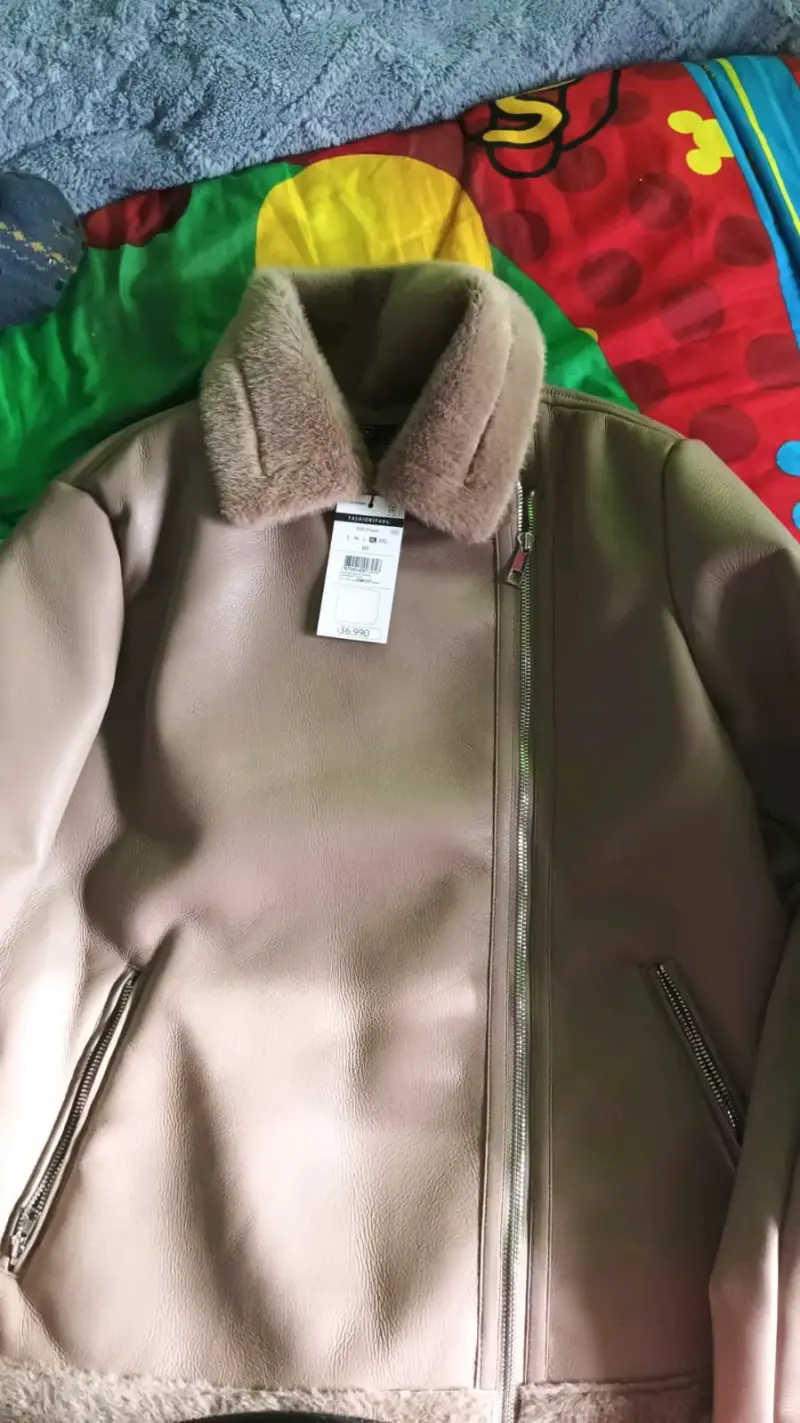 Chaqueta beige con cuello de piel
