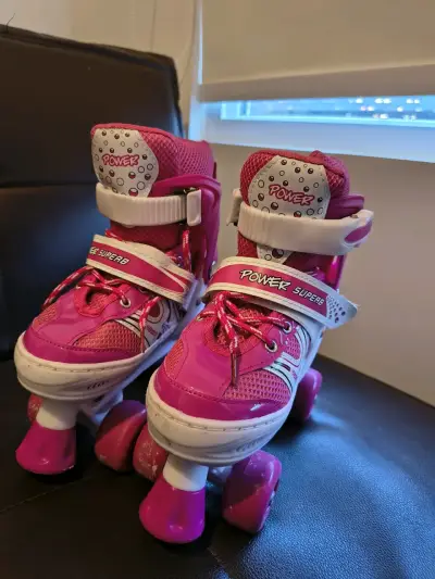 Patines rosados con casco y protecciones - miniatura 2