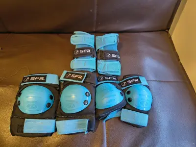 Patines rosados con casco y protecciones - miniatura 5