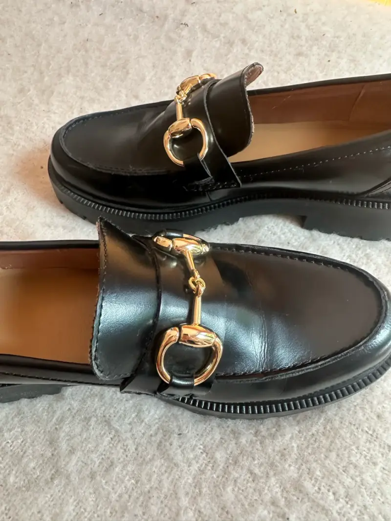 Mocasines negros con detalle dorado - 1