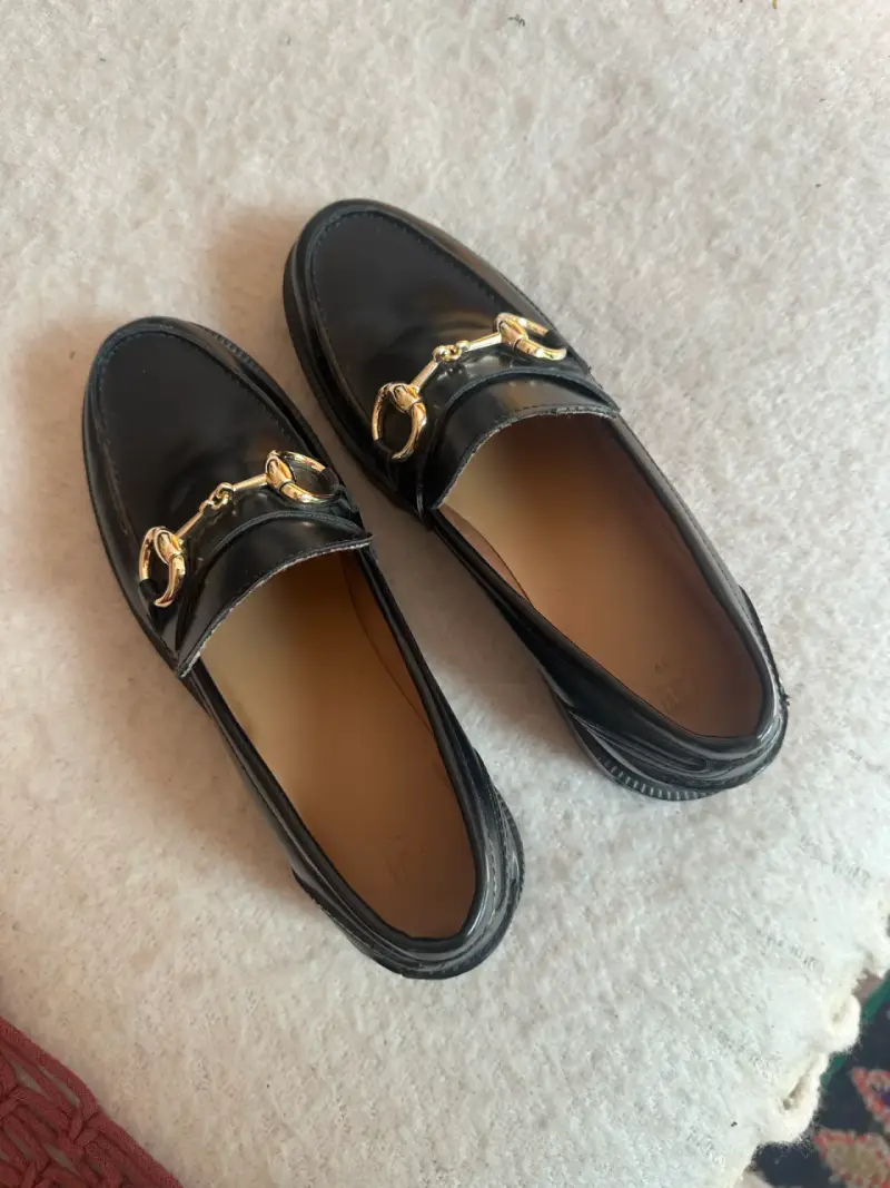 Mocasines negros con detalle dorado - 2