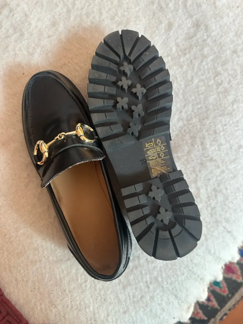 Mocasines negros con detalle dorado - 3