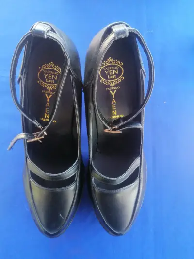 Zapatos negros con pulsera - miniatura 1