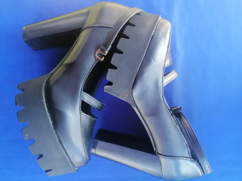 Zapatos negros con pulsera - 4