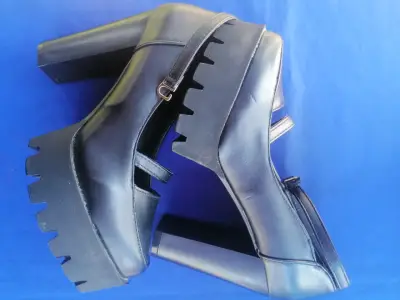 Zapatos negros con pulsera - miniatura 4