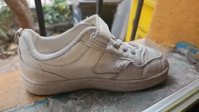 Zapatillas blancas gastadas - miniatura 1